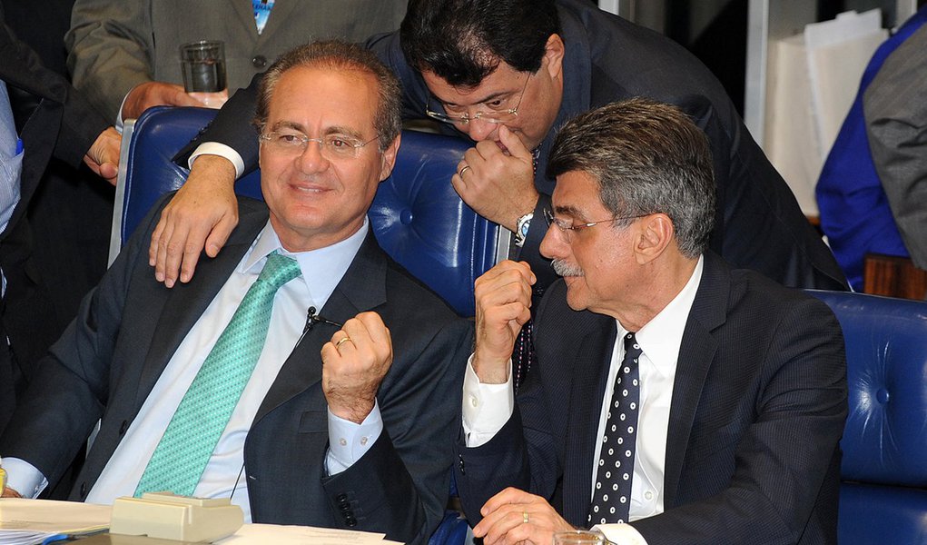 Bras�lia - O presidente do Senado, Renan Calheiros, o l�der do governo no Senado, Eduardo Braga, e o senador Romero Juc�, durante sess�o para analisar a Medida Provis�ria 595, a MP dos Portos (Foto: Roberta Namour) Bras�lia - O presidente do Senado, Renan Calheiros, o l�der do governo no Senado, Eduardo Braga, e o senador Romero Juc�, durante sess�o para analisar a Medida Provis�ria 595, a MP dos Portos