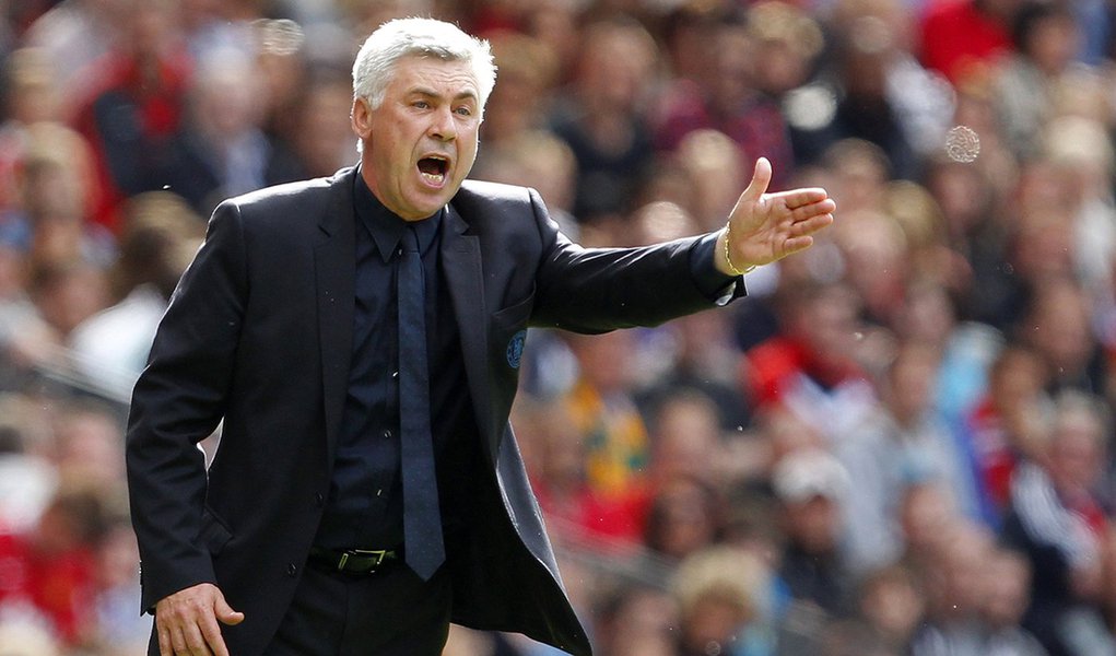 Chelsea's coach Carlo Ancelotti gestures during their English Premier League soccer match against Manchester United at Old Trafford in Manchester, northern England, May 8, 2011. REUTERS/Phil Noble (Foto: Leonardo Lucena) Chelsea's coach Carlo Ancelotti gestures during their English Premier League soccer match against Manchester United at Old Trafford in Manchester, northern England, May 8, 2011. REUTERS/Phil Noble
