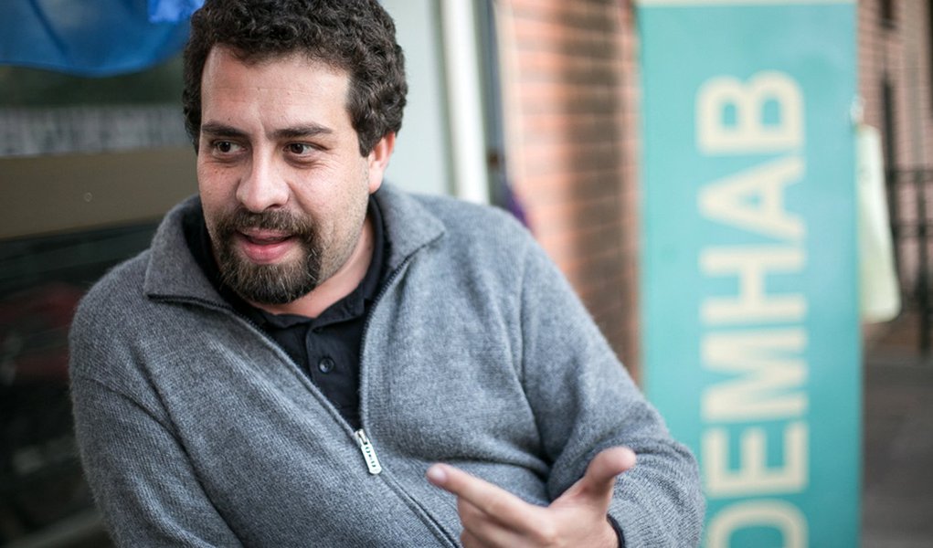 12/08/2016 - PORTO ALEGRE, RS - Entrevista com Guilherme Boulos, coordenador nacional do MTST, no Demhab. Foto: Guilherme Santos/Sul21 (Foto: Gisele Federicce) 12/08/2016 - PORTO ALEGRE, RS - Entrevista com Guilherme Boulos, coordenador nacional do MTST, no Demhab. Foto: Guilherme Santos/Sul21
