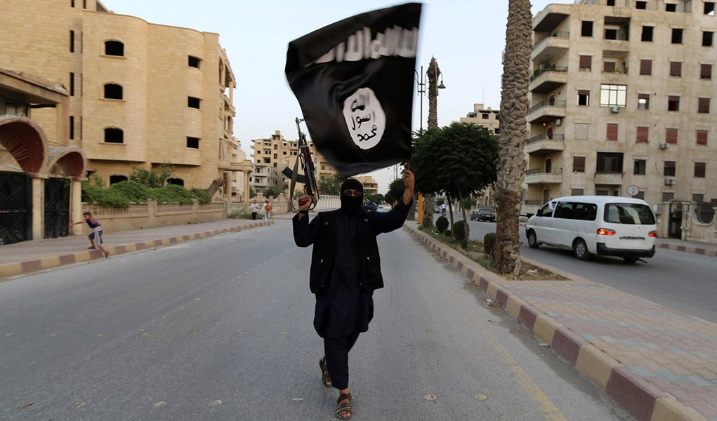 Homem com bandeira do Estado Islâmico em Raqqa, Síria. 29/06/2014 REUTERS/Stringer (Foto: Charles Nisz) Homem com bandeira do Estado Islâmico em Raqqa, Síria. 29/06/2014 REUTERS/Stringer