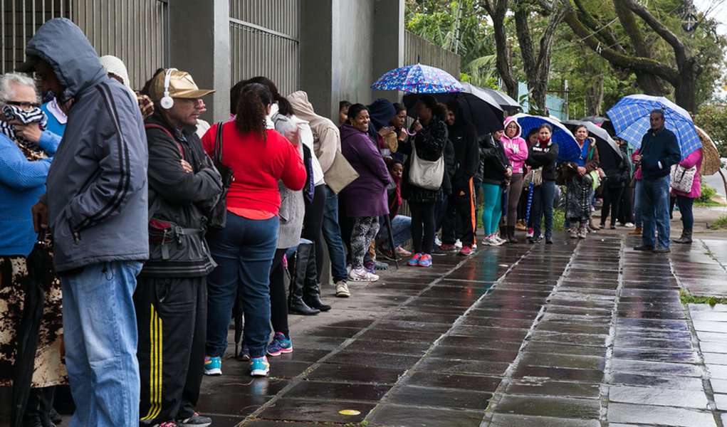 06/10/2016 - PORTO ALEGRE, RS - Usuários esperam distribuição de senhas para atendimento na FASC. Foto: Maia Rubim/Sul21 (Foto: Leonardo Lucena) 06/10/2016 - PORTO ALEGRE, RS - Usuários esperam distribuição de senhas para atendimento na FASC. Foto: Maia Rubim/Sul21