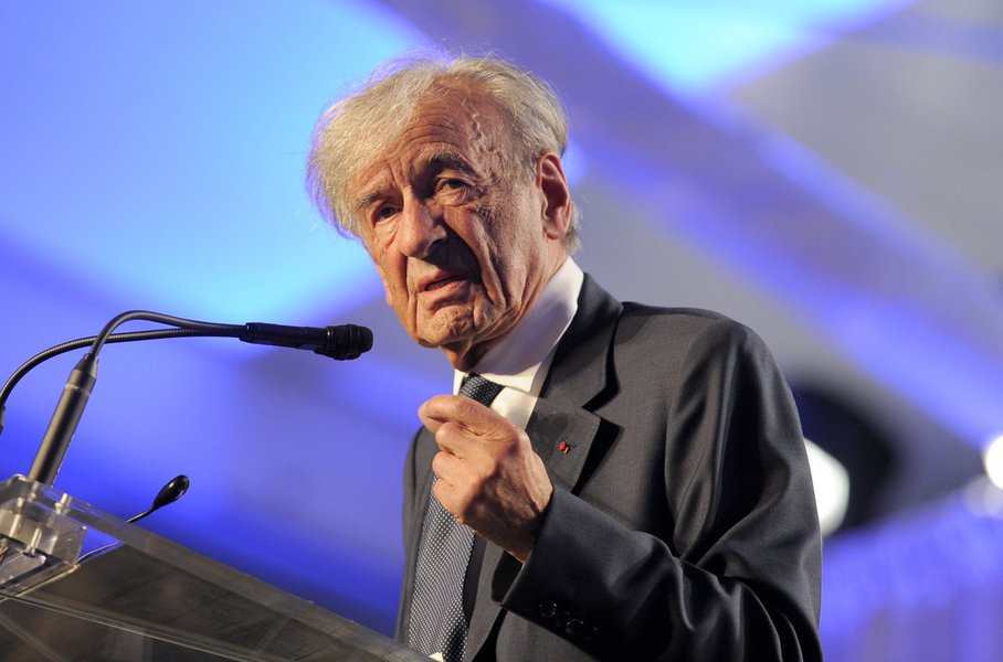 Elie Wiesel, founding chairman of the US Holocaust Memorial Museum, speaks during a ceremony to celebrate the museum's 20th anniversary in Washington, DC on April 29. 2013. AFP PHOTO/Jewel Samad (Photo credit should read JEWEL SAMAD/AFP/Getty Images) (Foto: Romulo Faro) Elie Wiesel, founding chairman of the US Holocaust Memorial Museum, speaks during a ceremony to celebrate the museum's 20th anniversary in Washington, DC on April 29. 2013. AFP PHOTO/Jewel Samad (Photo credit should read JEWEL SAMAD/AFP/Getty Images)