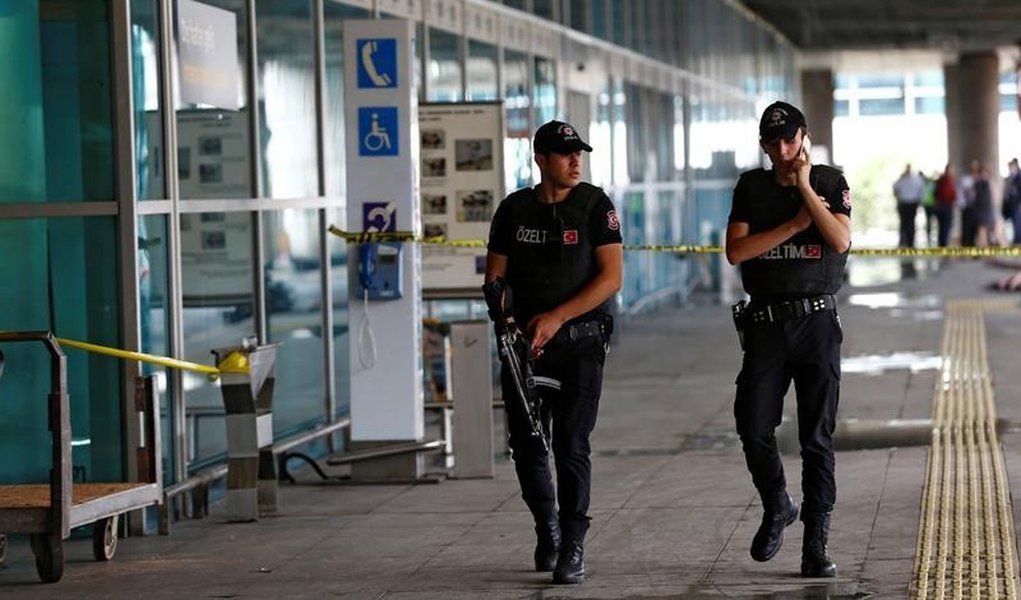 Policiais patrulham principal aeroporto da Turquia, em Istambul. 29/06/2016 REUTERS/Osman Orsal (Foto: Paulo Emílio) Policiais patrulham principal aeroporto da Turquia, em Istambul. 29/06/2016 REUTERS/Osman Orsal