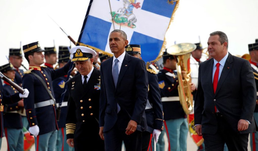 U.S. President Barack Obama reviews an honor guard with Greek Defense Minister Panos Kammenos (R) upon his arrival in Athens, Greece November 15, 2016. REUTERS/Kevin Lamarque (Foto: Aquiles Lins) U.S. President Barack Obama reviews an honor guard with Greek Defense Minister Panos Kammenos (R) upon his arrival in Athens, Greece November 15, 2016. REUTERS/Kevin Lamarque