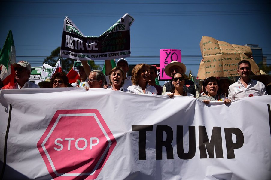 Manifestantes protestam contra Trump no México (Foto: Giuliana Miranda) Manifestantes protestam contra Trump no México