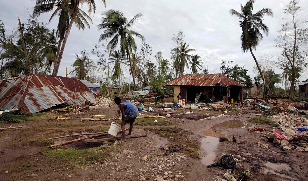 A man gets water from a well in an area destroyed by Hurricane Matthew in Cavaillon. REUTERS/Andres Martinez Casares (Foto: Aquiles Lins) A man gets water from a well in an area destroyed by Hurricane Matthew in Cavaillon. REUTERS/Andres Martinez Casares
