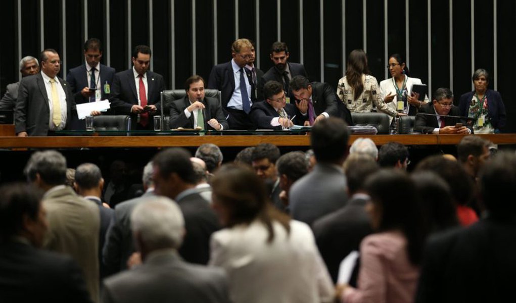 Brasília - O Plenário da Câmara aprovou parecer do relator do Projeto de Lei Complementar (PLP) 25/07, deputado Carlos Melles, que muda regras do Supersimples (Fabio Rodrigues Pozzebom/Agência Brasil) (Foto: Aquiles Lins) Brasília - O Plenário da Câmara aprovou parecer do relator do Projeto de Lei Complementar (PLP) 25/07, deputado Carlos Melles, que muda regras do Supersimples (Fabio Rodrigues Pozzebom/Agência Brasil)