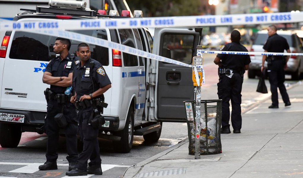 New York City Police Department (NYPD) officers stand near the site of an explosion in the Chelsea neighborhood of Manhattan, New York, U.S. September 18, 2016. REUTERS/Rashid Umar Abbasi (Foto: Paulo Emílio) New York City Police Department (NYPD) officers stand near the site of an explosion in the Chelsea neighborhood of Manhattan, New York, U.S. September 18, 2016. REUTERS/Rashid Umar Abbasi