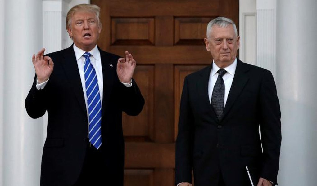 FILE PICTURE: U.S. President-elect Donald Trump stands with retired Marine Gen. James Mattis following their meeting at the main clubhouse at Trump National Golf Club in Bedminster, New Jersey, U.S., November 19, 2016. REUTERS/Mike Segar/File Photo (Foto: Paulo Emílio) FILE PICTURE: U.S. President-elect Donald Trump stands with retired Marine Gen. James Mattis following their meeting at the main clubhouse at Trump National Golf Club in Bedminster, New Jersey, U.S., November 19, 2016. REUTERS/Mike Segar/File Photo