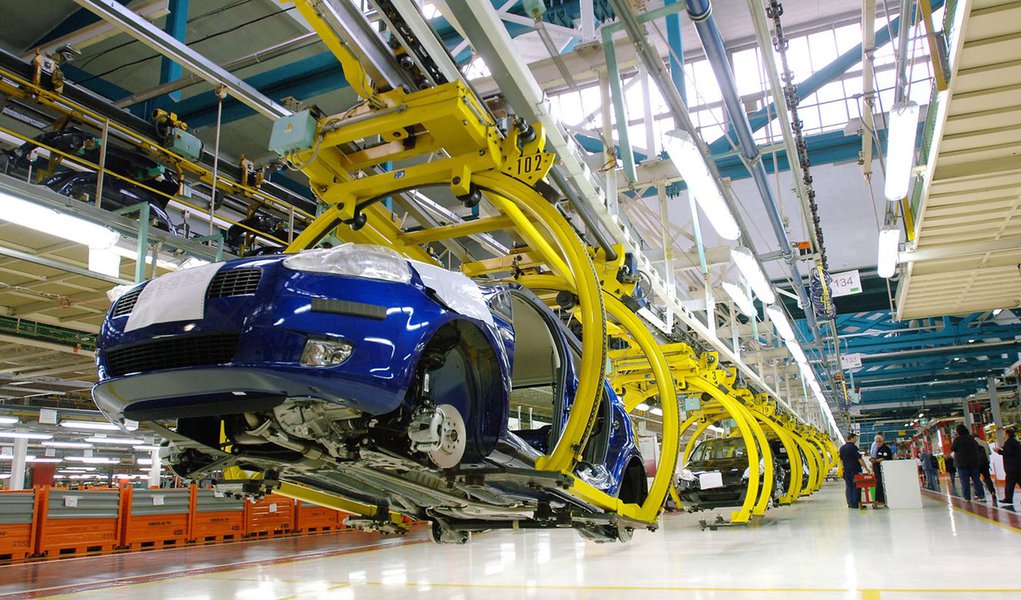 � Giorgio Perottino / LaPresseTorino, 26-05-2006Economia, varieLa prima Grande Punto esce dalla linea di Mirafiori di Torino.Nella foto: gli operai della linea. (Foto: Charles Nisz) � Giorgio Perottino / LaPresseTorino, 26-05-2006Economia, varieLa prima Grande Punto esce dalla linea di Mirafiori di Torino.Nella foto: gli operai della linea.