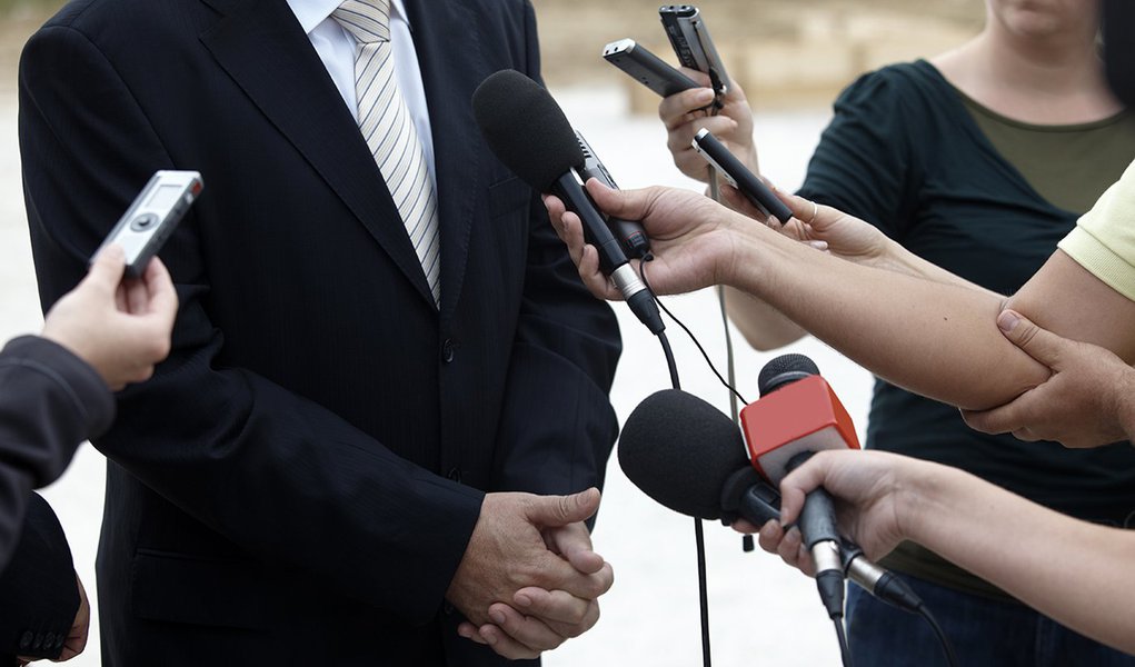 close up of conference meeting microphones and businessman (Foto: Paulo Emílio) close up of conference meeting microphones and businessman