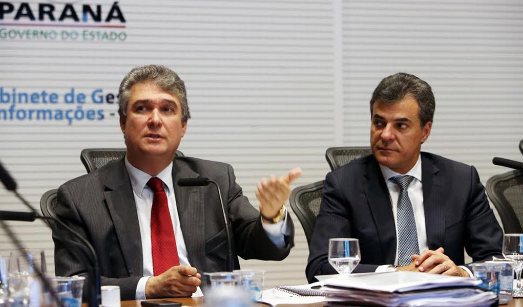 Governador Beto Richa com secretarios Mauro Ricardo Costa (Fazenda) e Eduardo Sciarra (Casa Civil), durante reuni�o com os presidente de entidades que comp�em o G7.Curitiba, 28/05/2015.Foto: Orlando Kissner/ANPr (Foto: Leonardo Lucena) Governador Beto Richa com secretarios Mauro Ricardo Costa (Fazenda) e Eduardo Sciarra (Casa Civil), durante reuni�o com os presidente de entidades que comp�em o G7.Curitiba, 28/05/2015.Foto: Orlando Kissner/ANPr