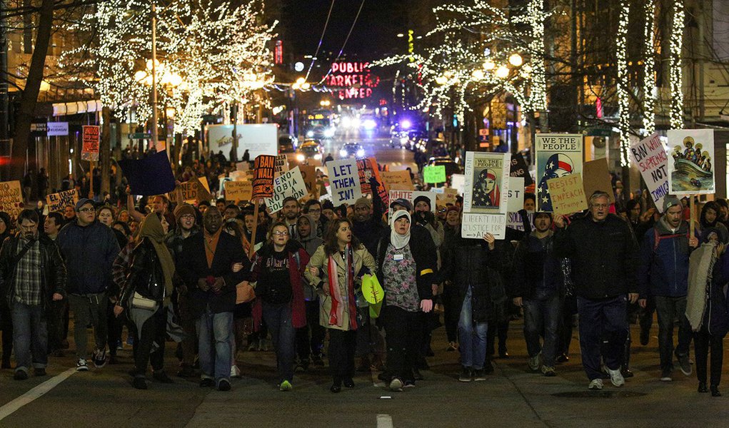 Manifestantes durante protesto em Seattle contra decreto do presidente dos EUA, Donald Trump, sobre imigração. 29/01/2017 REUTERS/David Ryder (Foto: Paulo Emílio) Manifestantes durante protesto em Seattle contra decreto do presidente dos EUA, Donald Trump, sobre imigração. 29/01/2017 REUTERS/David Ryder