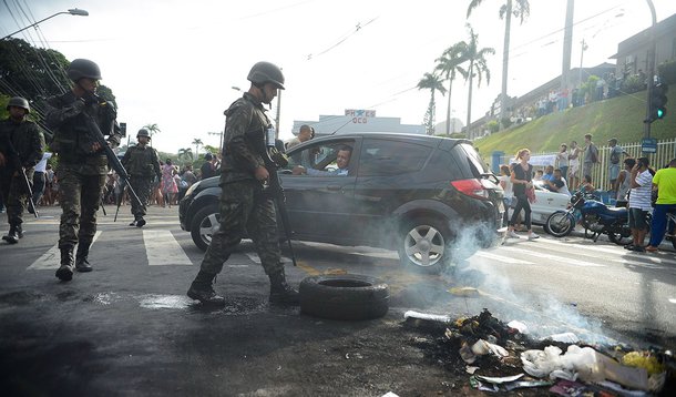 Vitória (ES) - Clima de tensão durante protesto de moradores em frente ao Comando Geral da Polícia Militar do Espírito Santo em Maruípe. Militares do Exército fazem a segurança da região (Tânia Rêgo/Agência Brasil) (Foto: Leonardo Soares Nader) Vitória (ES) - Clima de tensão durante protesto de moradores em frente ao Comando Geral da Polícia Militar do Espírito Santo em Maruípe. Militares do Exército fazem a segurança da região (Tânia Rêgo/Agência Brasil)
