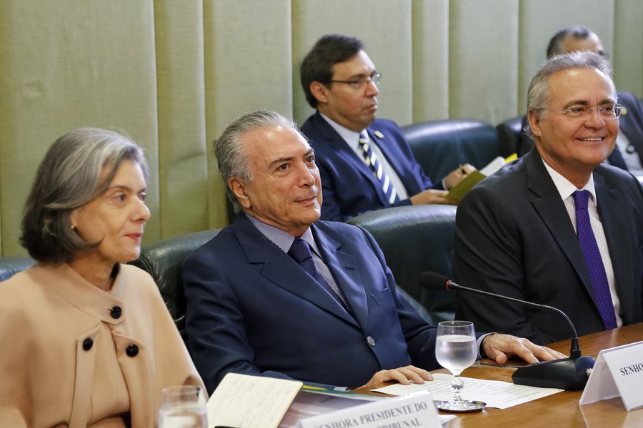 Brasília - Presidente Michel Temer, ladeado pelos presidentes do Supremo Tribunal Federal, Cármen Lúcia e do Senado, Renan Calheiros, durante reunião sobre segurança pública no Palácio do Itamaraty. (Marcos Correa/PR) (Foto: Aquiles Lins) Brasília - Presidente Michel Temer, ladeado pelos presidentes do Supremo Tribunal Federal, Cármen Lúcia e do Senado, Renan Calheiros, durante reunião sobre segurança pública no Palácio do Itamaraty. (Marcos Correa/PR)