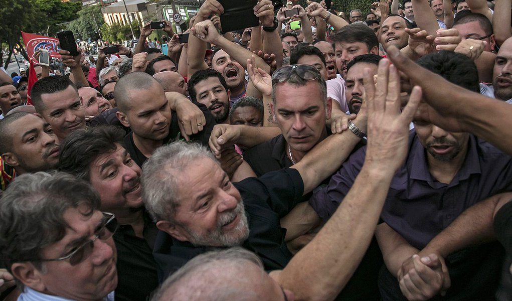 O ex-presidente Lula chega em sua residência em São Bernardo do Campos (Foto: Aquiles Lins) www.brasil247.com - O ex-presidente Lula chega em sua residência em São Bernardo do Campos