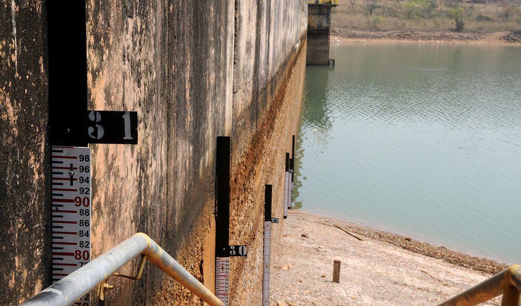 A escassez de chuvas em Brasília levou a Barragem do Rio Descoberto a atingir o nível mais baixo de sua história. O reservatório responsável por abastecer 65% do Distrito Federal estava com apenas 40% da capacidade até às 14h35 desta sexta-feira (16). (Foto: Leonardo Lucena) A escassez de chuvas em Brasília levou a Barragem do Rio Descoberto a atingir o nível mais baixo de sua história. O reservatório responsável por abastecer 65% do Distrito Federal estava com apenas 40% da capacidade até às 14h35 desta sexta-feira (16).