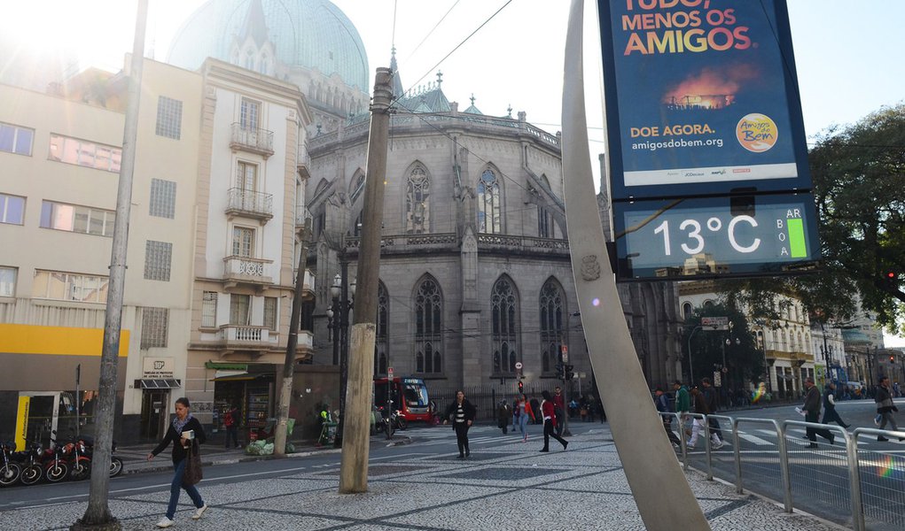 S�o Paulo - Manh� na capital marca 13� nos term�metros em frente a Catedral da S�, regi�o central.(Rovena Rosa/Ag�ncia Brasil) (Foto: Leonardo Lucena) S�o Paulo - Manh� na capital marca 13� nos term�metros em frente a Catedral da S�, regi�o central.(Rovena Rosa/Ag�ncia Brasil)