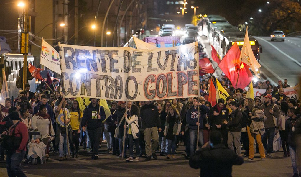 11/08/2016 - PORTO ALEGRE, RS - Ato fora temer. Foto: Guilherme Santos/Sul21 (Foto: Ribamar Fonseca) 11/08/2016 - PORTO ALEGRE, RS - Ato fora temer. Foto: Guilherme Santos/Sul21