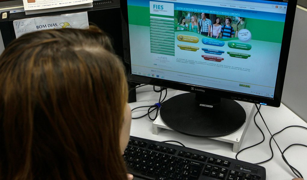 23.02.2015,Estudante fazendo consultas no Site do Sis FIES (Foto: Leonardo Lucena) 23.02.2015,Estudante fazendo consultas no Site do Sis FIES