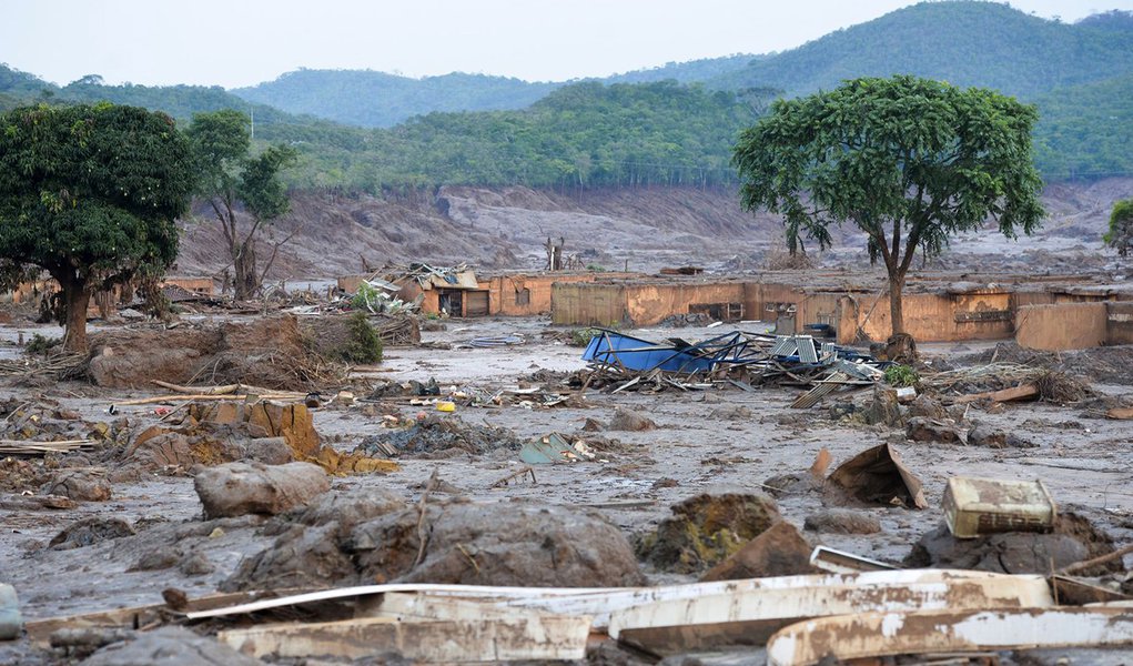 Mariana (MG) - Rompimento de duas barragens da mineradora Samarco na �ltima quinta-feira (5). Em meio ao cen�rio de muita lama, barro e destrui��o, o que restou lembra uma cidade fantasma (Antonio Cruz/Ag�ncia Brasil) (Foto: Aquiles Lins) Mariana (MG) - Rompimento de duas barragens da mineradora Samarco na �ltima quinta-feira (5). Em meio ao cen�rio de muita lama, barro e destrui��o, o que restou lembra uma cidade fantasma (Antonio Cruz/Ag�ncia Brasil)
