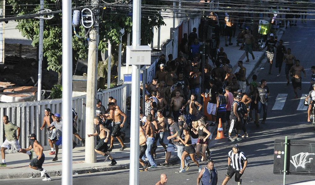 Tumulto no entorno do Engenhão teve cadeiras arremessadas e tiroteio (Foto: Leonardo Lucena) Tumulto no entorno do Engenhão teve cadeiras arremessadas e tiroteio