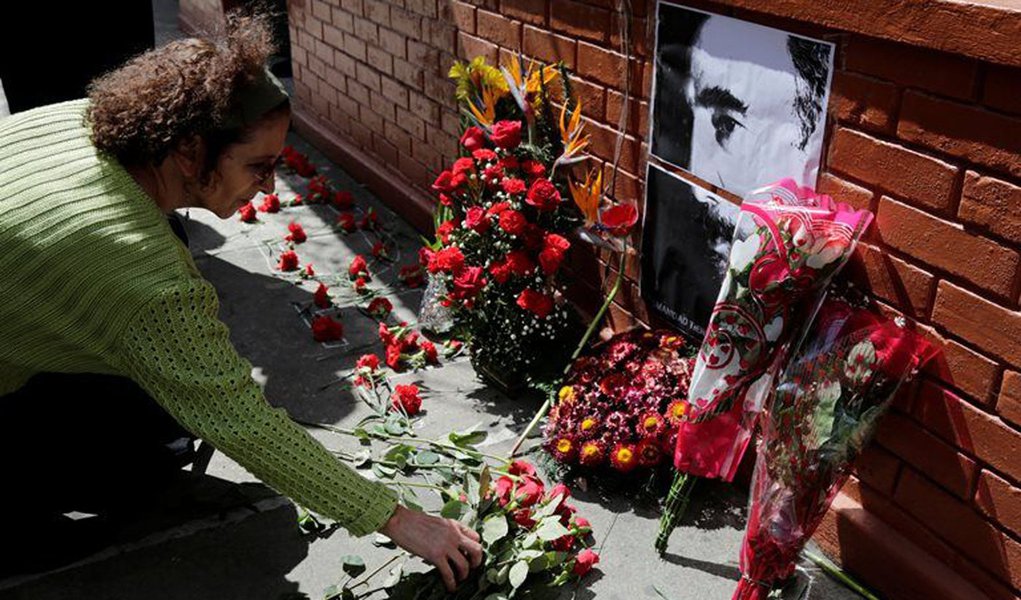 Mulher deposita flores em frente da embaixada de Cuba na Guatemala (Foto: Tereza Cruvinel) Mulher deposita flores em frente da embaixada de Cuba na Guatemala