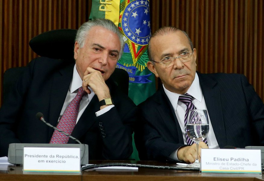 Brasília - O Presidente em exercício Michel Temer e o Ministro da Casa Civil, Eliseu Padilha reúnem-se com governadores (Wilson Dias/Agência Brasil) (Foto: Aquiles Lins) Brasília - O Presidente em exercício Michel Temer e o Ministro da Casa Civil, Eliseu Padilha reúnem-se com governadores (Wilson Dias/Agência Brasil)