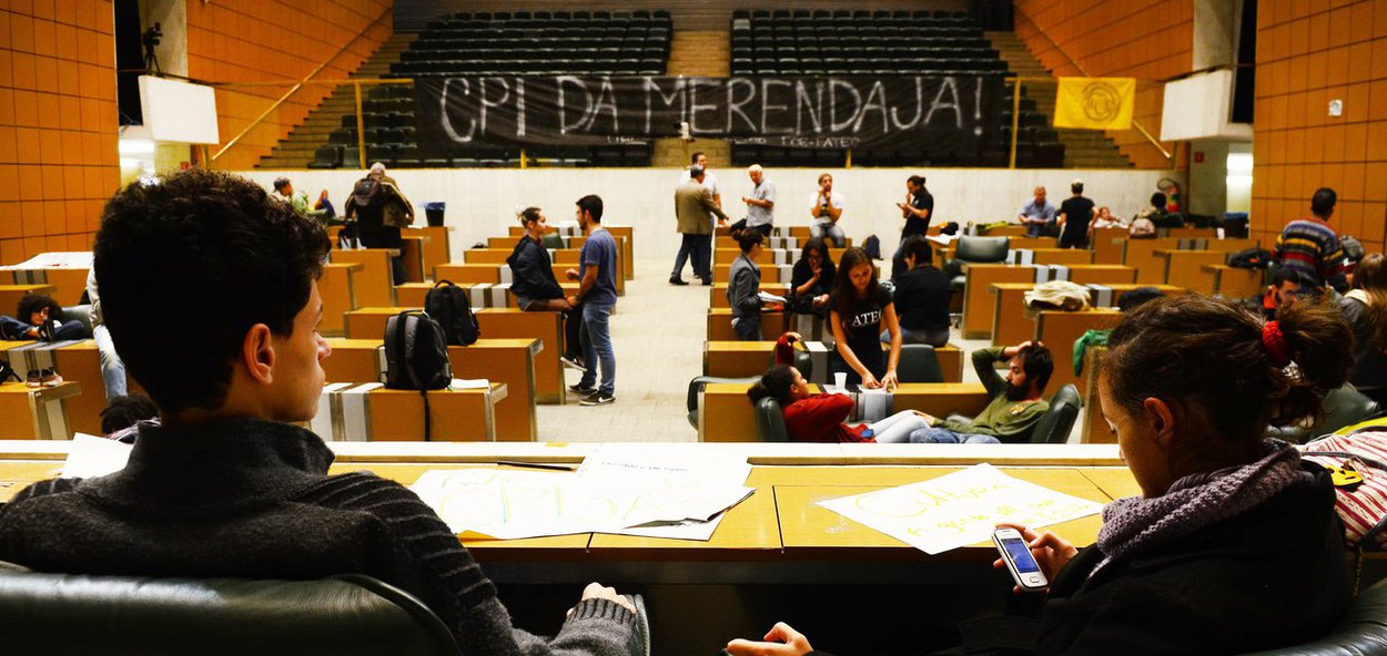 São Paulo - Um grupo de estudantes secundaristas ocupa o plenário Juscelino Kubitschek, da Assembleia Legislativa do Estado de São Paulo (Rovena Rosa/Agência Brasil) CPI da Merenda (Foto: Giuliana Miranda) São Paulo - Um grupo de estudantes secundaristas ocupa o plenário Juscelino Kubitschek, da Assembleia Legislativa do Estado de São Paulo (Rovena Rosa/Agência Brasil) CPI da Merenda