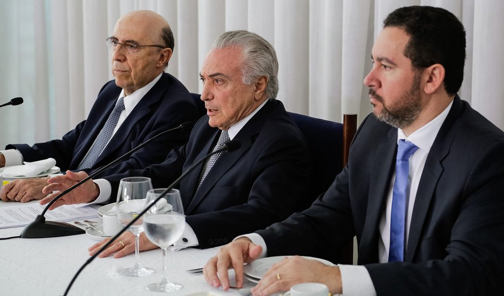 (Brasília, DF 22/12/2016) Presidente Michel Temer acompanhado do Ministro da Fazenda, Henrique Meirelles e do Ministro do Planejamento, Orçamento e Gestão, Dyogo Oliveira durante Café da manhã com jornalistas no Palácio da Alvorada (Foto: Aquiles Lins) (Brasília, DF 22/12/2016) Presidente Michel Temer acompanhado do Ministro da Fazenda, Henrique Meirelles e do Ministro do Planejamento, Orçamento e Gestão, Dyogo Oliveira durante Café da manhã com jornalistas no Palácio da Alvorada
