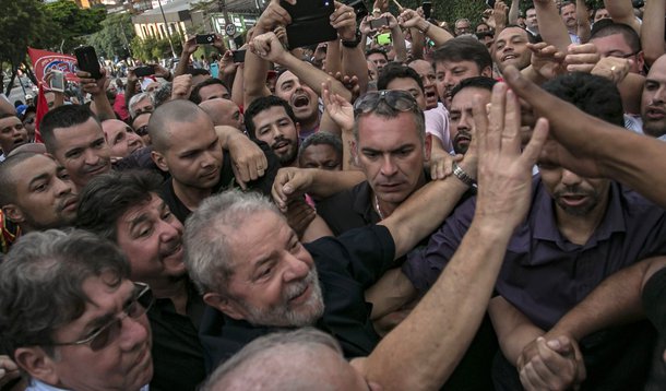 O ex-presidente Lula chega em sua residência em São Bernardo do Campos (Foto: Getulio Cardozo) O ex-presidente Lula chega em sua residência em São Bernardo do Campos