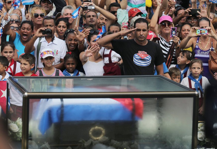 People react as the caravan carrying the ashes of Fidel Castro passes them in Las Tunas, Cuba, December 2, 2016. REUTERS/Carlos Barria TPX IMAGES OF THE DAY - RTSUE0C (Foto: Paulo Emílio) People react as the caravan carrying the ashes of Fidel Castro passes them in Las Tunas, Cuba, December 2, 2016. REUTERS/Carlos Barria TPX IMAGES OF THE DAY - RTSUE0C