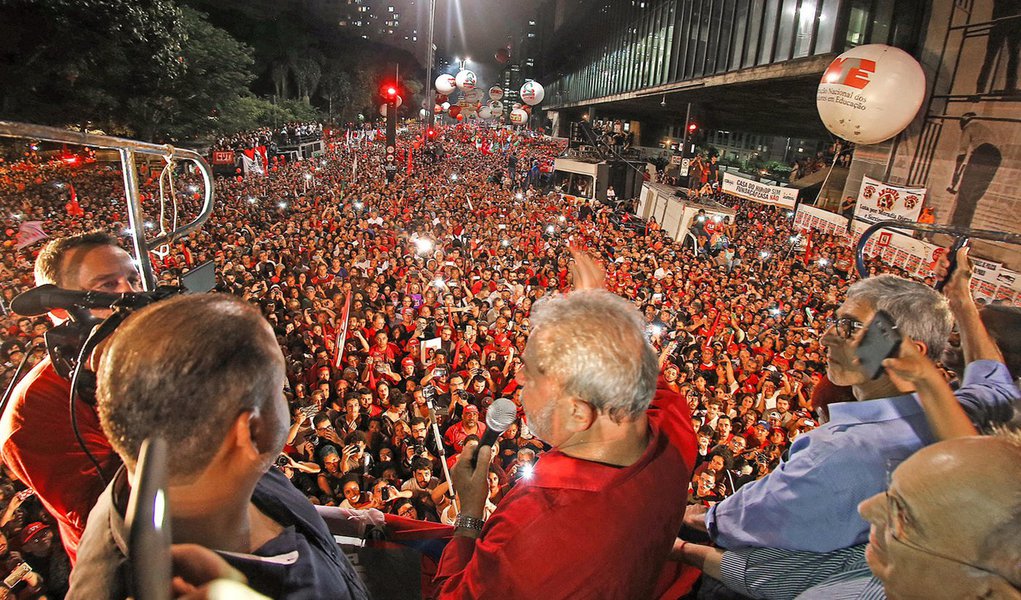 18/03/2016- São Paulo- SP, Brasil- Ex-presidente Lula, durante ato em defesa da democracia, na avenida Paulista. Foto: Ricardo Stuckert/ Instituto Lula (Foto: Emir Sader) 18/03/2016- São Paulo- SP, Brasil- Ex-presidente Lula, durante ato em defesa da democracia, na avenida Paulista. Foto: Ricardo Stuckert/ Instituto Lula