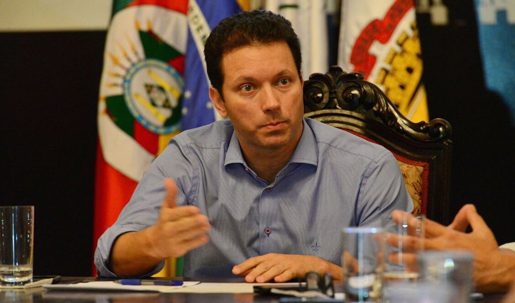 Porto Alegre, RS - 10.01.2017 Prefeito Nelson Marchezan J˙nior, se re˙ne com representantes do carnaval de Porto Alegre Foto: Eduardo Beleske/ PMPA (Foto: Giuliana Miranda) Porto Alegre, RS - 10.01.2017 Prefeito Nelson Marchezan J˙nior, se re˙ne com representantes do carnaval de Porto Alegre Foto: Eduardo Beleske/ PMPA