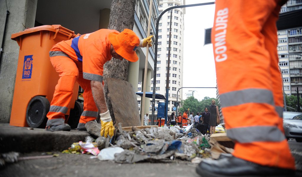 Rio de Janeiro - Algumas equipes de garis voltam a recolher lixo na região central da cidade (Tânia Rêgo/Agência Brasil) (Foto: Leonardo Lucena) Rio de Janeiro - Algumas equipes de garis voltam a recolher lixo na região central da cidade (Tânia Rêgo/Agência Brasil)