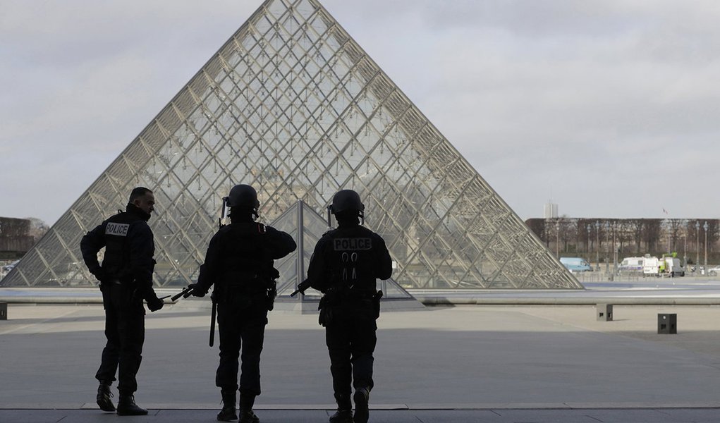 Policiais franceses em frente Pirâmide do Louvre, em Paris. 03/02/2017 REUTERS/Christian Hartmann (Foto: Aquiles Lins) Policiais franceses em frente Pirâmide do Louvre, em Paris. 03/02/2017 REUTERS/Christian Hartmann