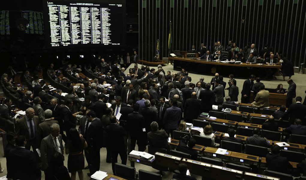 Brasília - O Plenário da Câmara dos Deputados concluiu a votação da Medida Provisória 746/16, que trata da reforma do ensino médio (Fabio Rodrigues Pozzebom/Agência Brasil) (Foto: Romulo Faro) Brasília - O Plenário da Câmara dos Deputados concluiu a votação da Medida Provisória 746/16, que trata da reforma do ensino médio (Fabio Rodrigues Pozzebom/Agência Brasil)