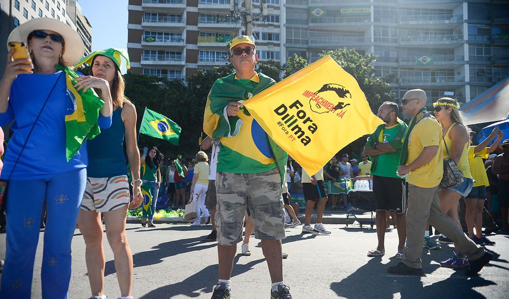 Rio de Janeiro - Manisfestantes a favor do impeachment da presidente Dilma Roussef começam a chegar na praia de Copacabana (Tânia Rêgo/Agência Brasil) (Foto: Gisele Federicce) Rio de Janeiro - Manisfestantes a favor do impeachment da presidente Dilma Roussef começam a chegar na praia de Copacabana (Tânia Rêgo/Agência Brasil)