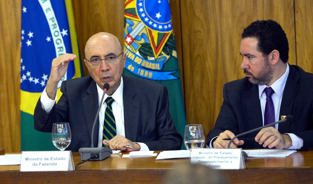Brasília - Os ministros Eliseu Padilha (Casa Civil), Henrique Meirelles (Fazenda) e Dyogo Oliveira (Planejamento) anunciam medidas para reduzir os gastos públicos (José Cruz/Agência Brasil) (Foto: Roberta Namour) Brasília - Os ministros Eliseu Padilha (Casa Civil), Henrique Meirelles (Fazenda) e Dyogo Oliveira (Planejamento) anunciam medidas para reduzir os gastos públicos (José Cruz/Agência Brasil)