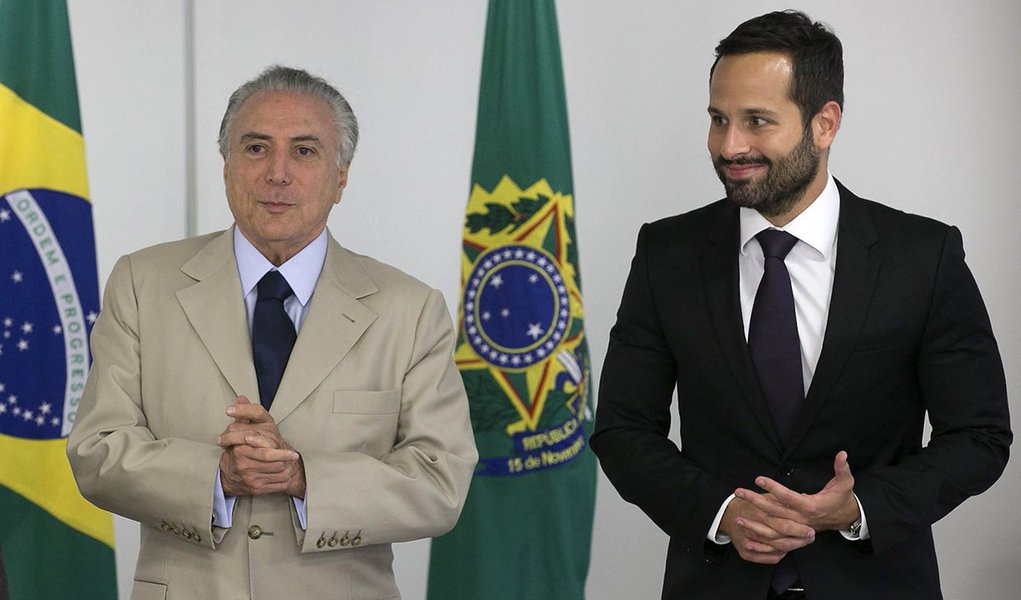 Brasília - Presidente interino Michel Temer posa para foto acompanhado do ministro da Educação, Mendonça Filho, com o Secretário Nacional de Cultura, Marcelo Calero. (Fabio Rodrigues Pozzebom/Agência Brasil) (Foto: Giuliana Miranda) Brasília - Presidente interino Michel Temer posa para foto acompanhado do ministro da Educação, Mendonça Filho, com o Secretário Nacional de Cultura, Marcelo Calero. (Fabio Rodrigues Pozzebom/Agência Brasil)