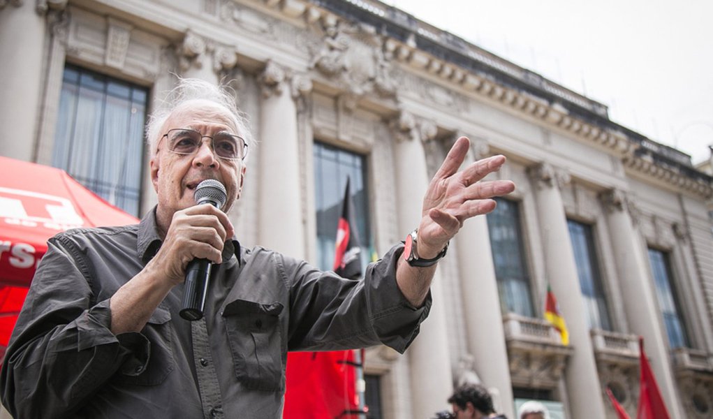 01/12/2016 - PORTO ALEGRE, RS - Aula pública com Emir Sader, em frente ao Palácio Piratini. Foto: Guilherme Santos/Sul21 (Foto: Leonardo Lucena) 01/12/2016 - PORTO ALEGRE, RS - Aula pública com Emir Sader, em frente ao Palácio Piratini. Foto: Guilherme Santos/Sul21