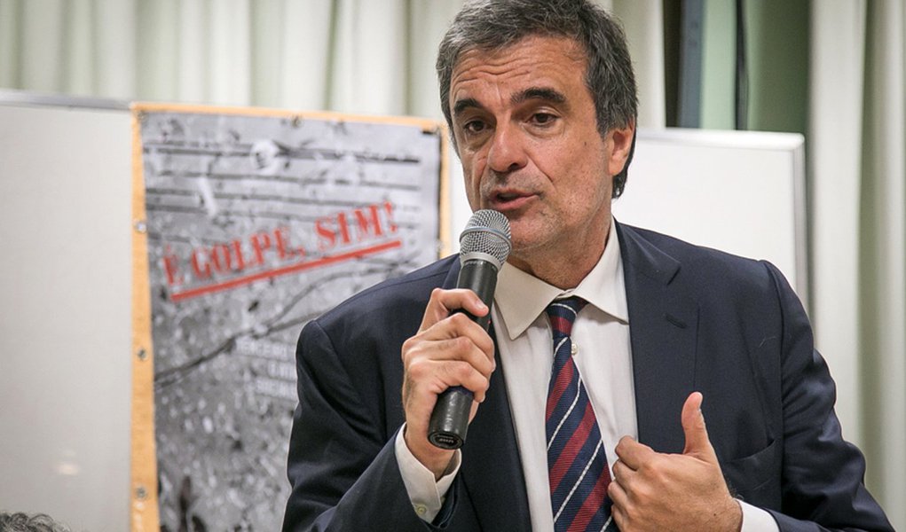 17/10/2016 - PORTO ALEGRE, RS - Lançamento do livro É golpe, sim! de Adão Villaverde, com presença de José Eduardo Cardozo. Foto: Guilherme Santos/Sul21 (Foto: Gisele Federicce) 17/10/2016 - PORTO ALEGRE, RS - Lançamento do livro É golpe, sim! de Adão Villaverde, com presença de José Eduardo Cardozo. Foto: Guilherme Santos/Sul21