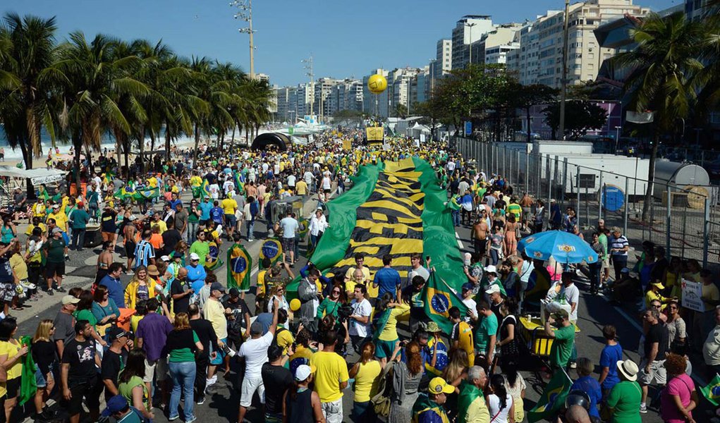 Rio de Janeiro - Manifestantes fazem ato a favor do impeachment da presidenta afastada Dilma Rousseff, contra a corrupção e em apoio à operação Lava Jato, na praia de Copacabana (Tânia Rêgo/Agência Brasil) (Foto: Silvio Costa) Rio de Janeiro - Manifestantes fazem ato a favor do impeachment da presidenta afastada Dilma Rousseff, contra a corrupção e em apoio à operação Lava Jato, na praia de Copacabana (Tânia Rêgo/Agência Brasil)