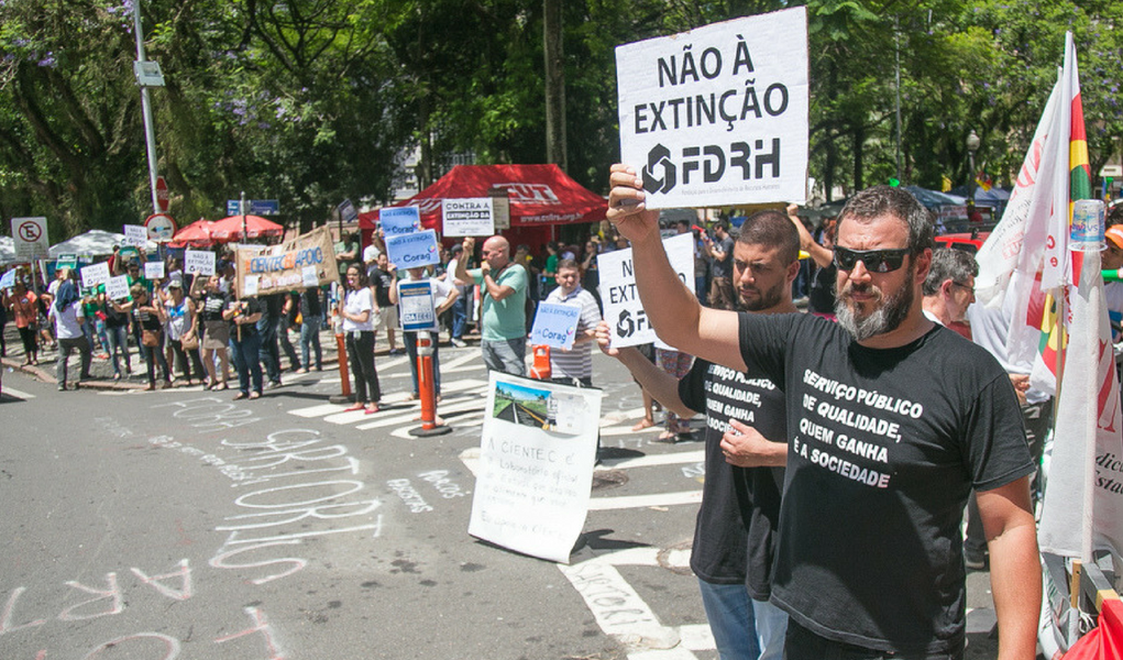 Servidores protestam contra extinção de fundações estaduais no Rio Grande do Sul (Foto: Giuliana Miranda) Servidores protestam contra extinção de fundações estaduais no Rio Grande do Sul