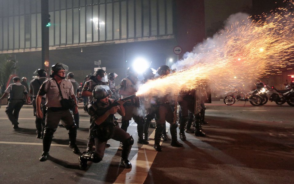 PM usa bomba de gás em manifestação (Foto: Paulo Emílio) PM usa bomba de gás em manifestação