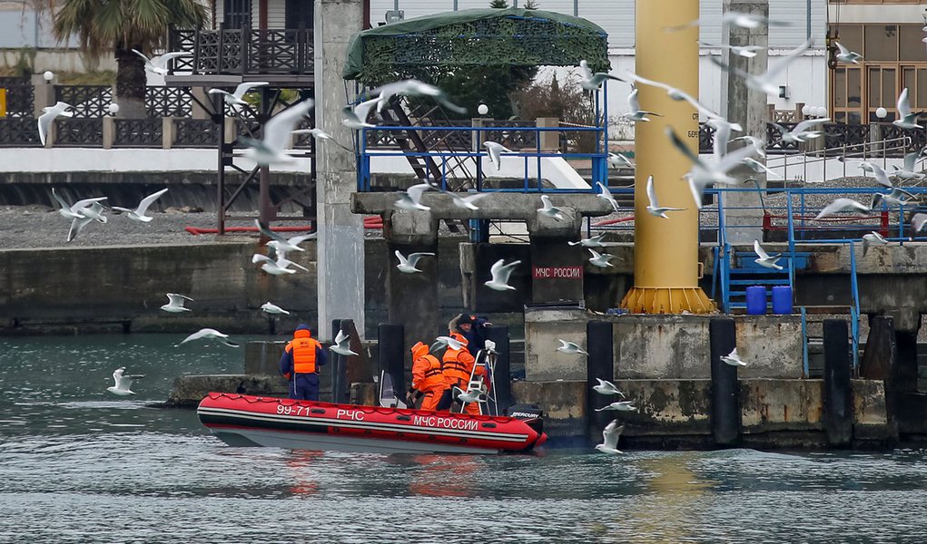 Barco de equipe de resgate visto durante buscas por destroços do avião militar russo Tu-154 em Sochi. 26/12/2016 REUTERS/Maxim Shemetov (Foto: Valter Lima) Barco de equipe de resgate visto durante buscas por destroços do avião militar russo Tu-154 em Sochi. 26/12/2016 REUTERS/Maxim Shemetov