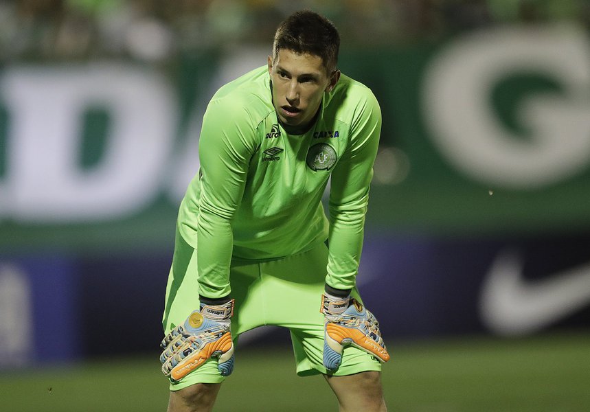 In this Nov. 23, 2016 photo, Brazil's Chapecoense goalkeeper Follmann, warms up prior to a Copa Sudamericana semifinal soccer match against Argentina's San Lorenzo in Chapeco, Brazil. (Foto: José Barbacena) In this Nov. 23, 2016 photo, Brazil's Chapecoense goalkeeper Follmann, warms up prior to a Copa Sudamericana semifinal soccer match against Argentina's San Lorenzo in Chapeco, Brazil.