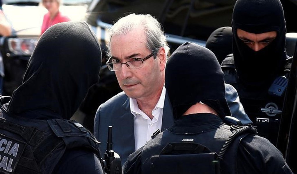 Ex-presidente da Câmara dos Deputados, Eduardo Cunha, é escoltado por policiais federais ao deixar o Instituto Médico Legal em Curitiba 20/10/2016 REUTERS/Rodolfo Buhrer (Foto: Leonardo Lucena) Ex-presidente da Câmara dos Deputados, Eduardo Cunha, é escoltado por policiais federais ao deixar o Instituto Médico Legal em Curitiba 20/10/2016 REUTERS/Rodolfo Buhrer