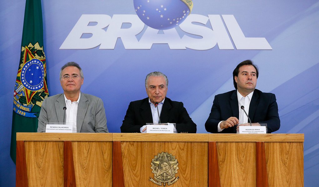 Presidente Michel Temer o Presidente do Senado Federal Renan Calheiros e o Presidente da Câmara dos Deputados, Deputado Rodrigo Maia, durante coletiva de imprensa no Palácio do Planalto. (Brasília - DF 27/11/2016) (Foto: Tereza Cruvinel) Presidente Michel Temer o Presidente do Senado Federal Renan Calheiros e o Presidente da Câmara dos Deputados, Deputado Rodrigo Maia, durante coletiva de imprensa no Palácio do Planalto. (Brasília - DF 27/11/2016)