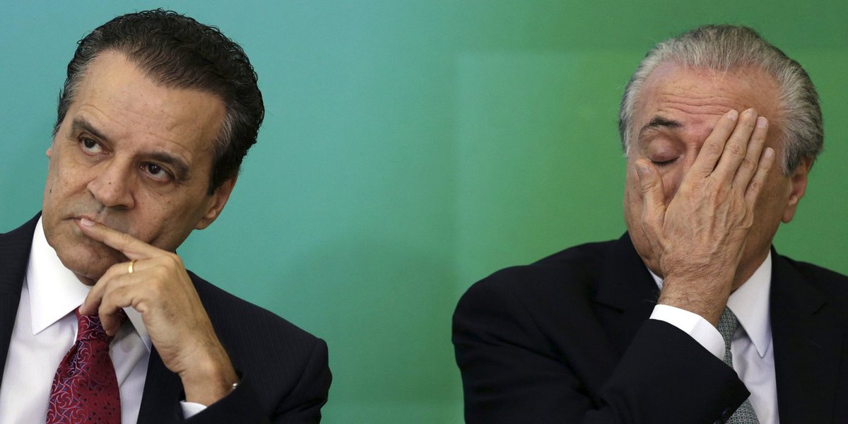 The new Minister of Tourism Henrique Eduardo Alves reacts near of Brazil's Vice President Michel Temer (R) during his inauguration at the Planalto Palace in Brasilia April 16, 2015. REUTERS/Ueslei Marcelino (Foto: Leonardo Attuch) The new Minister of Tourism Henrique Eduardo Alves reacts near of Brazil's Vice President Michel Temer (R) during his inauguration at the Planalto Palace in Brasilia April 16, 2015. REUTERS/Ueslei Marcelino